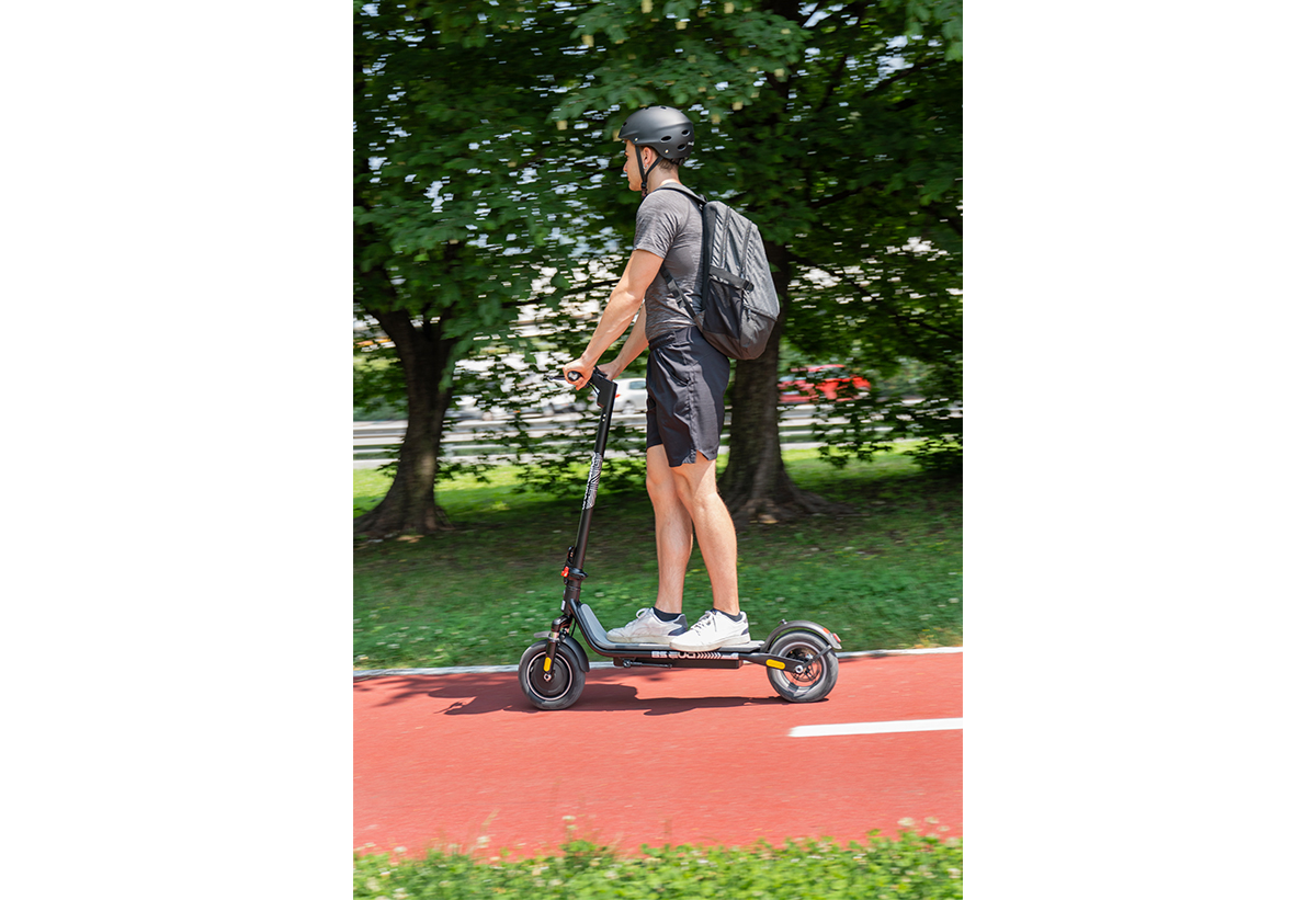 Απεικονίζεται το ηλεκτρικό πατίνι